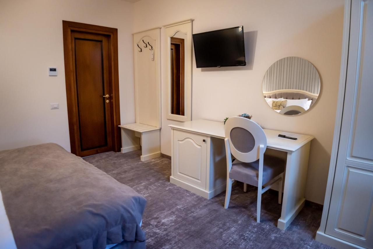 Ana Boutique Alba Iulia Exterior foto